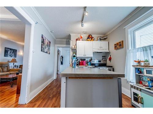 40 Chaplin Avenue, St. Catharines, ON - Indoor Photo Showing Kitchen
