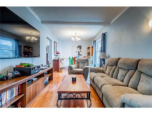 40 Chaplin Avenue, St. Catharines, ON - Indoor Photo Showing Living Room