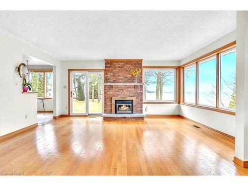 1138 Lakeshore Road W, St. Catharines, ON - Indoor Photo Showing Living Room With Fireplace