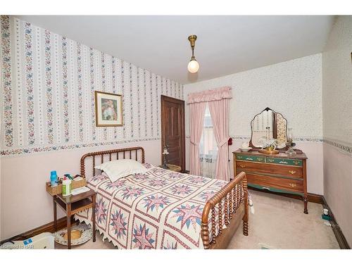 17 Bowen Road, Fort Erie, ON - Indoor Photo Showing Bedroom