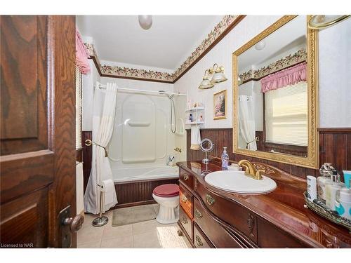 17 Bowen Road, Fort Erie, ON - Indoor Photo Showing Bathroom