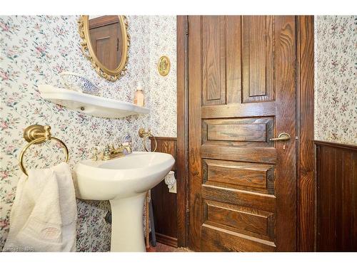 17 Bowen Road, Fort Erie, ON - Indoor Photo Showing Bathroom