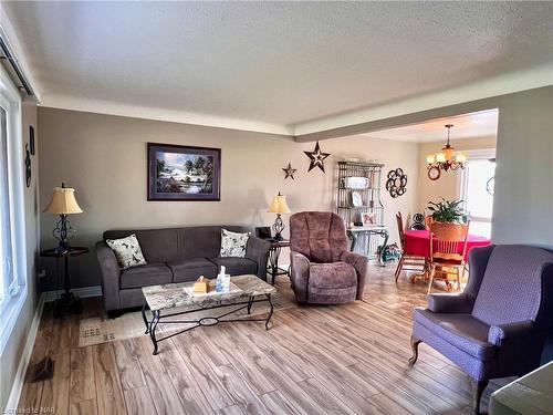 1 Armour Drive, Welland, ON - Indoor Photo Showing Living Room