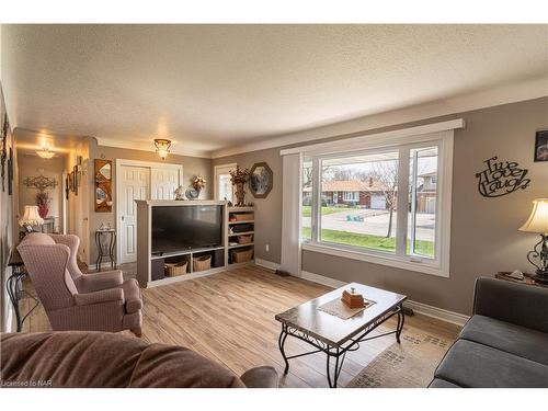 1 Armour Drive, Welland, ON - Indoor Photo Showing Living Room