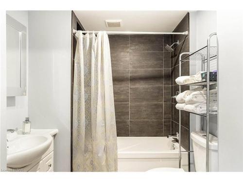 1-6413 Frederica Street, Niagara Falls, ON - Indoor Photo Showing Bathroom