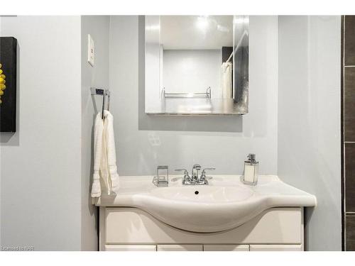 1-6413 Frederica Street, Niagara Falls, ON - Indoor Photo Showing Bathroom