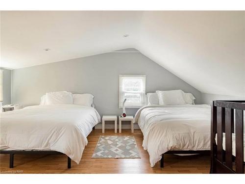 1-6413 Frederica Street, Niagara Falls, ON - Indoor Photo Showing Bedroom