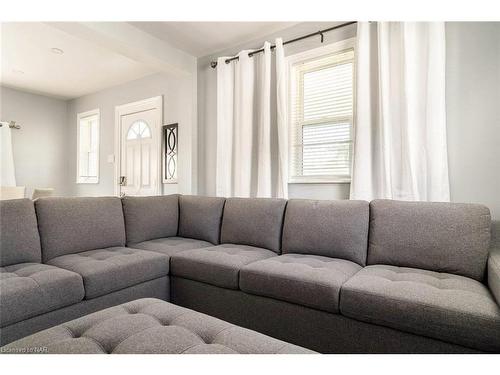 1-6413 Frederica Street, Niagara Falls, ON - Indoor Photo Showing Living Room