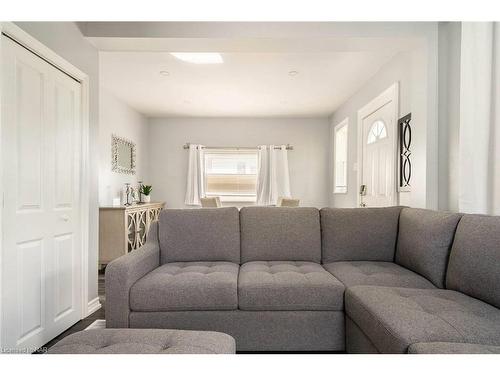 1-6413 Frederica Street, Niagara Falls, ON - Indoor Photo Showing Living Room