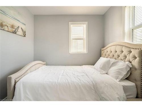 1-6413 Frederica Street, Niagara Falls, ON - Indoor Photo Showing Bedroom