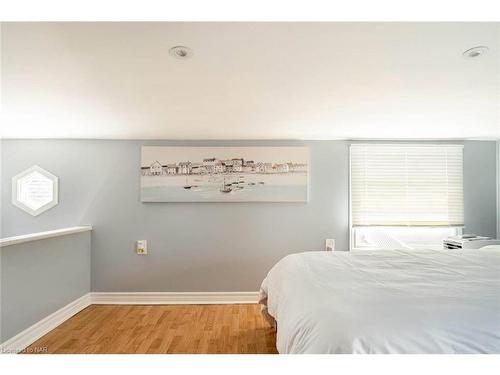 1-6413 Frederica Street, Niagara Falls, ON - Indoor Photo Showing Bedroom