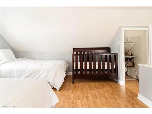 1-6413 Frederica Street, Niagara Falls, ON - Indoor Photo Showing Bedroom