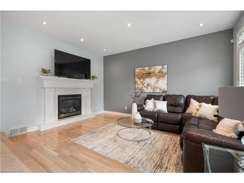 7847 Cathedral Drive, Niagara Falls, ON - Indoor Photo Showing Living Room With Fireplace