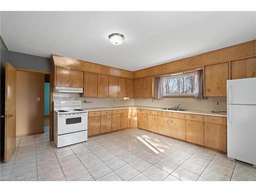 219 Central Avenue, Fort Erie, ON - Indoor Photo Showing Kitchen With Double Sink