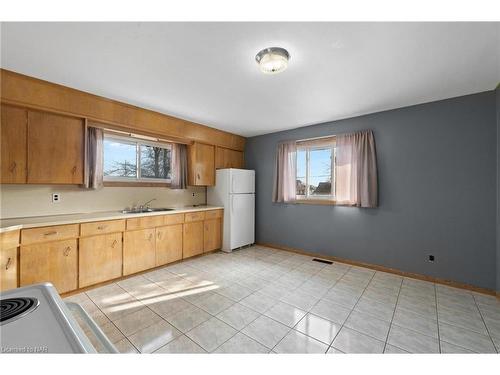 219 Central Avenue, Fort Erie, ON - Indoor Photo Showing Kitchen