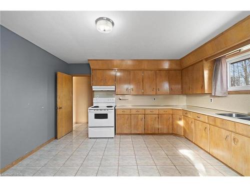 219 Central Avenue, Fort Erie, ON - Indoor Photo Showing Kitchen With Double Sink