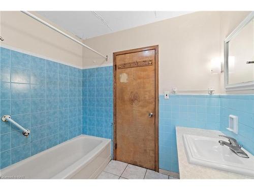 219 Central Avenue, Fort Erie, ON - Indoor Photo Showing Bathroom