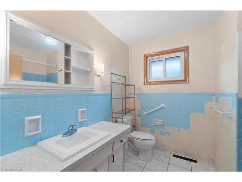 219 Central Avenue, Fort Erie, ON - Indoor Photo Showing Bathroom