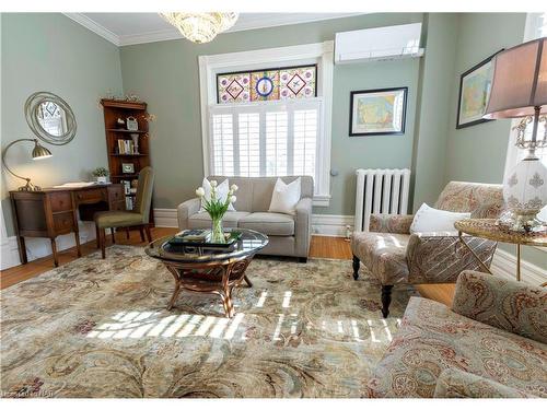 137 Geneva Street, St. Catharines, ON - Indoor Photo Showing Living Room