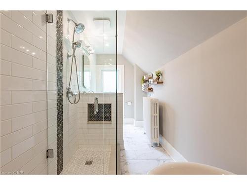137 Geneva Street, St. Catharines, ON - Indoor Photo Showing Bathroom