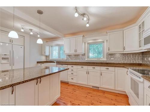 290 Orchard Drive, Niagara-On-The-Lake, ON - Indoor Photo Showing Kitchen With Double Sink
