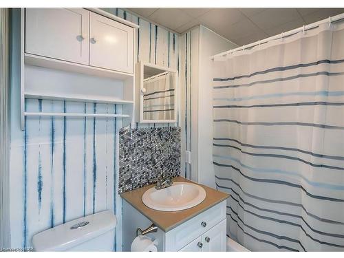 5749 Summer Street, Niagara Falls, ON - Indoor Photo Showing Bathroom