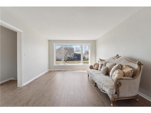 79 Edith Street, St. Catharines, ON - Indoor Photo Showing Living Room