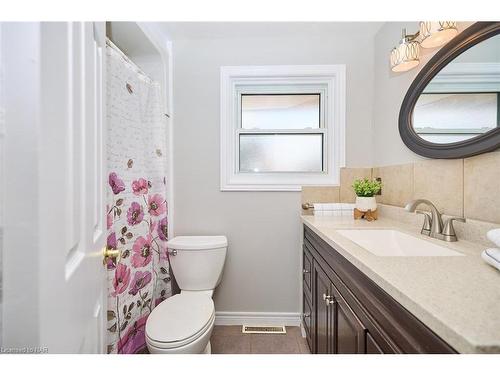7405 Susan Crescent, Niagara Falls, ON - Indoor Photo Showing Bathroom