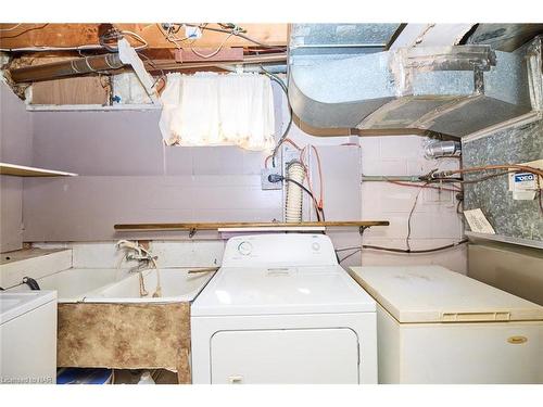 7405 Susan Crescent, Niagara Falls, ON - Indoor Photo Showing Laundry Room