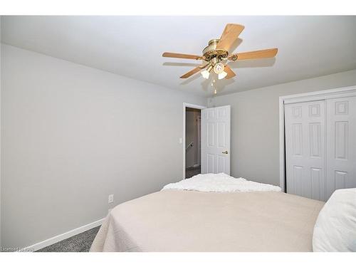 7405 Susan Crescent, Niagara Falls, ON - Indoor Photo Showing Bedroom