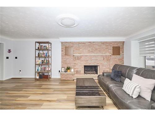 936 Buffalo Road, Fort Erie, ON - Indoor Photo Showing Living Room