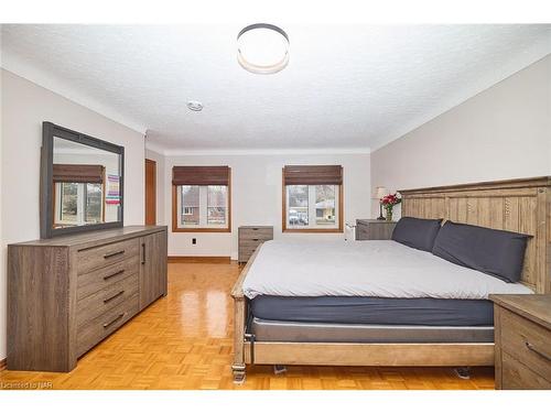 936 Buffalo Road, Fort Erie, ON - Indoor Photo Showing Bedroom