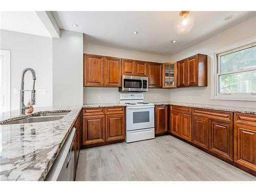 4661 Homewood Avenue, Niagara Falls, ON - Indoor Photo Showing Kitchen With Double Sink