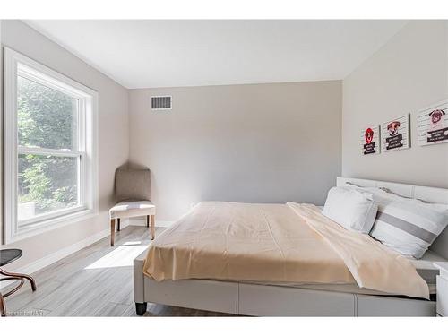 4661 Homewood Avenue, Niagara Falls, ON - Indoor Photo Showing Bedroom