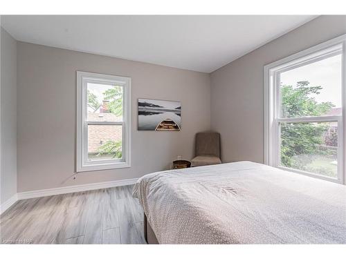 4661 Homewood Avenue, Niagara Falls, ON - Indoor Photo Showing Bedroom