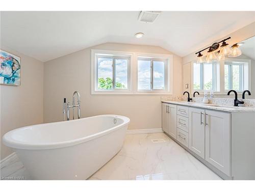 4661 Homewood Avenue, Niagara Falls, ON - Indoor Photo Showing Bathroom
