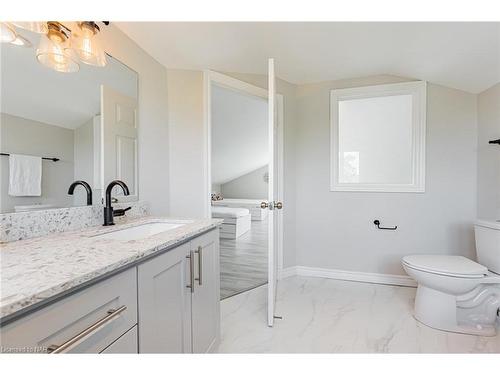 4661 Homewood Avenue, Niagara Falls, ON - Indoor Photo Showing Bathroom