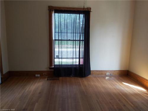 4731 Saint Lawrence Avenue, Niagara Falls, ON - Indoor Photo Showing Other Room