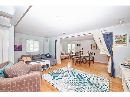 376 Elmwood Avenue, Crystal Beach, ON - Indoor Photo Showing Living Room