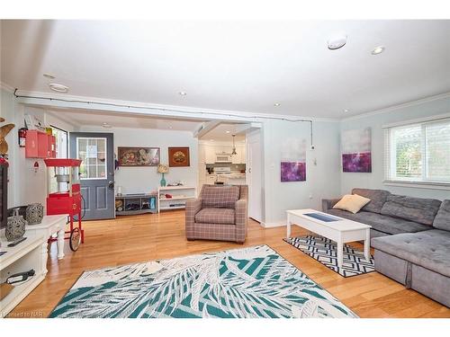 376 Elmwood Avenue, Crystal Beach, ON - Indoor Photo Showing Living Room