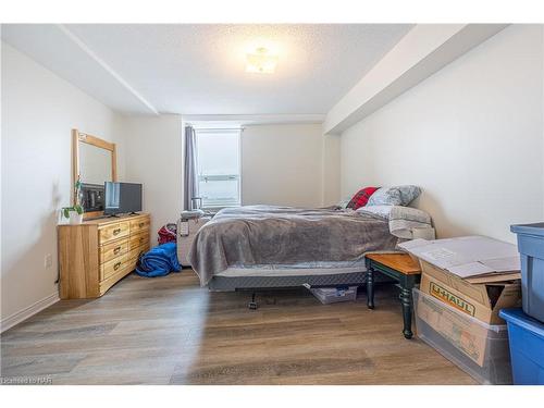 604-141 Church Street, St. Catharines, ON - Indoor Photo Showing Bedroom