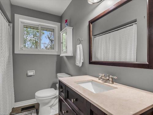 1152 Edgewood Road, Millgrove, ON - Indoor Photo Showing Bathroom