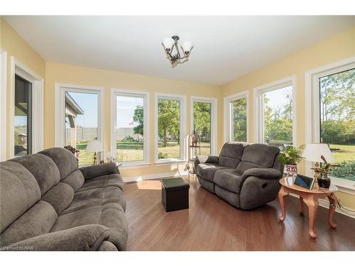 1040 Bertie Street, Fort Erie, ON - Indoor Photo Showing Living Room