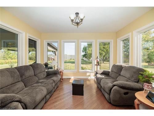 1040 Bertie Street, Fort Erie, ON - Indoor Photo Showing Living Room