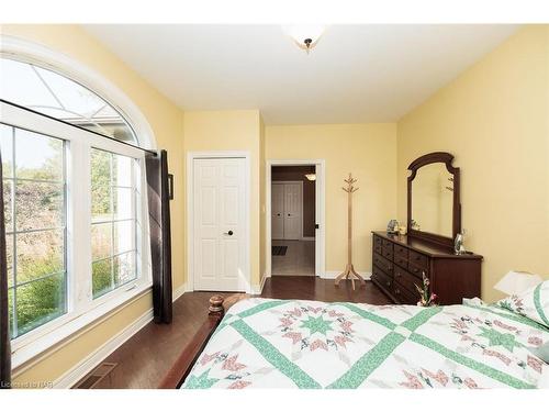 1040 Bertie Street, Fort Erie, ON - Indoor Photo Showing Bedroom