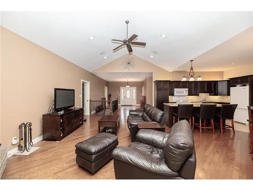 1040 Bertie Street, Fort Erie, ON - Indoor Photo Showing Living Room