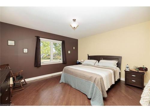 1040 Bertie Street, Fort Erie, ON - Indoor Photo Showing Bedroom