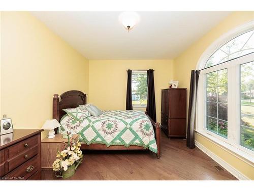 1040 Bertie Street, Fort Erie, ON - Indoor Photo Showing Bedroom