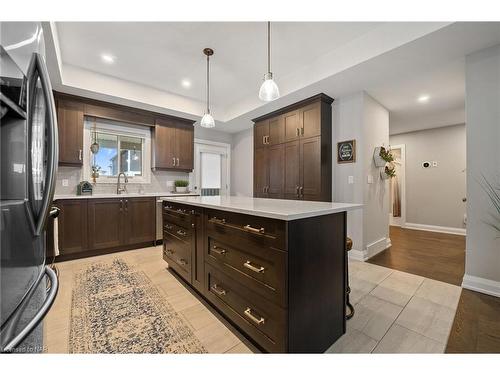134 Lametti Drive, Fonthill, ON - Indoor Photo Showing Kitchen