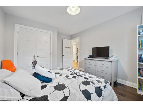 134 Lametti Drive, Fonthill, ON - Indoor Photo Showing Bedroom